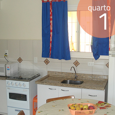 Cozinha equipada para quatro pessoas.