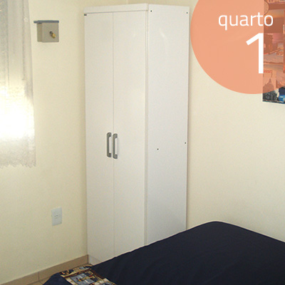 Quarto de casal com ar condicionado.