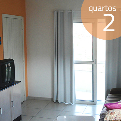 Sala conjugada com cozinha, sofa cama, internet e TV a cabo.