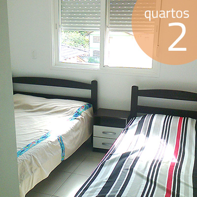 Quarto com cama de casal, solteiro e ar condicionado.