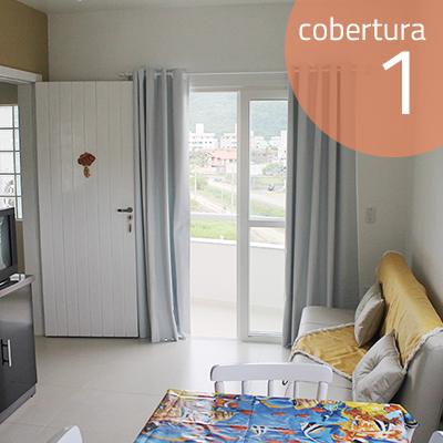 Sala conjugada com cozinha, sofa cama, internet e TV a cabo.