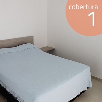 Quarto com cama de casal e ar condicionado.