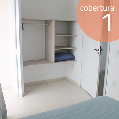 Quarto com cama de casal e ar condicionado.