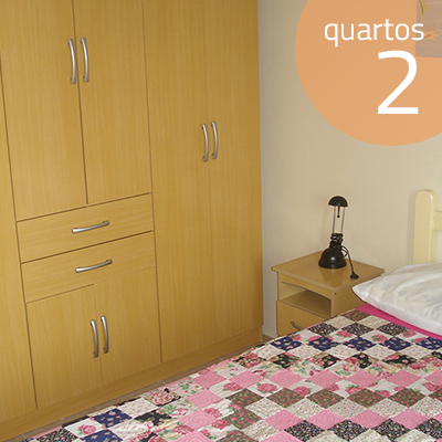 Quarto amplo com ar condicionado.