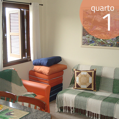 Sala ampla e cozinha conjugada. Sofa Cama, TV e internet.