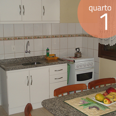 Cozinha equipada para seis pessoas.