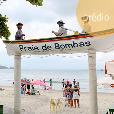 Localizado na quadra da praia.