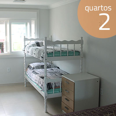 Quarto com cama de casal, beliche e ar condicionado.