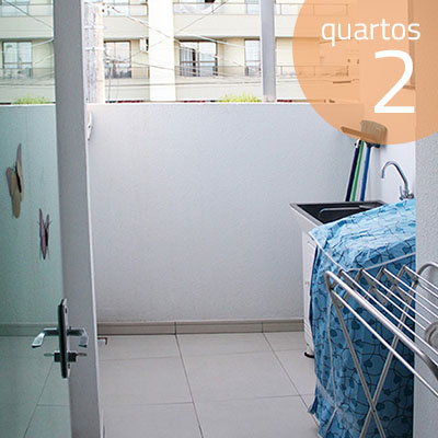 Area de serviço com maquina de lavar.